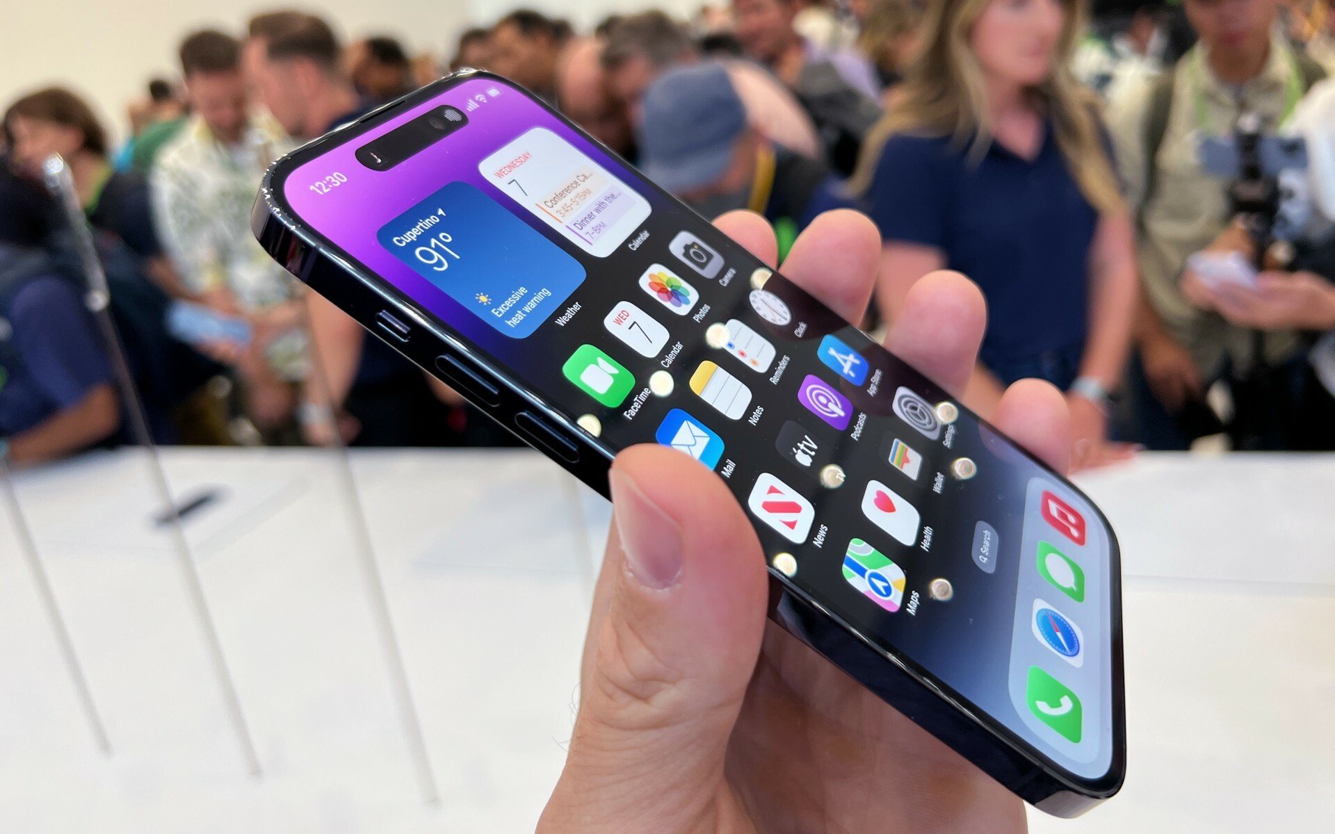 Hands-on with Apple’s new iPhone 14 Pro: Hello, Dynamic Island!