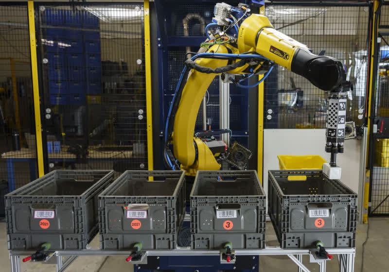 AI-powered Amazon warehouse robot performs the “repetitive tasks” carried out by human workers