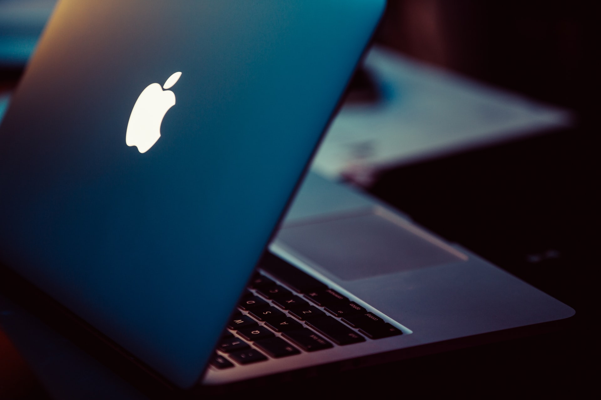 Backlit Apple Logo Could Make a Comeback on Future MacBooks