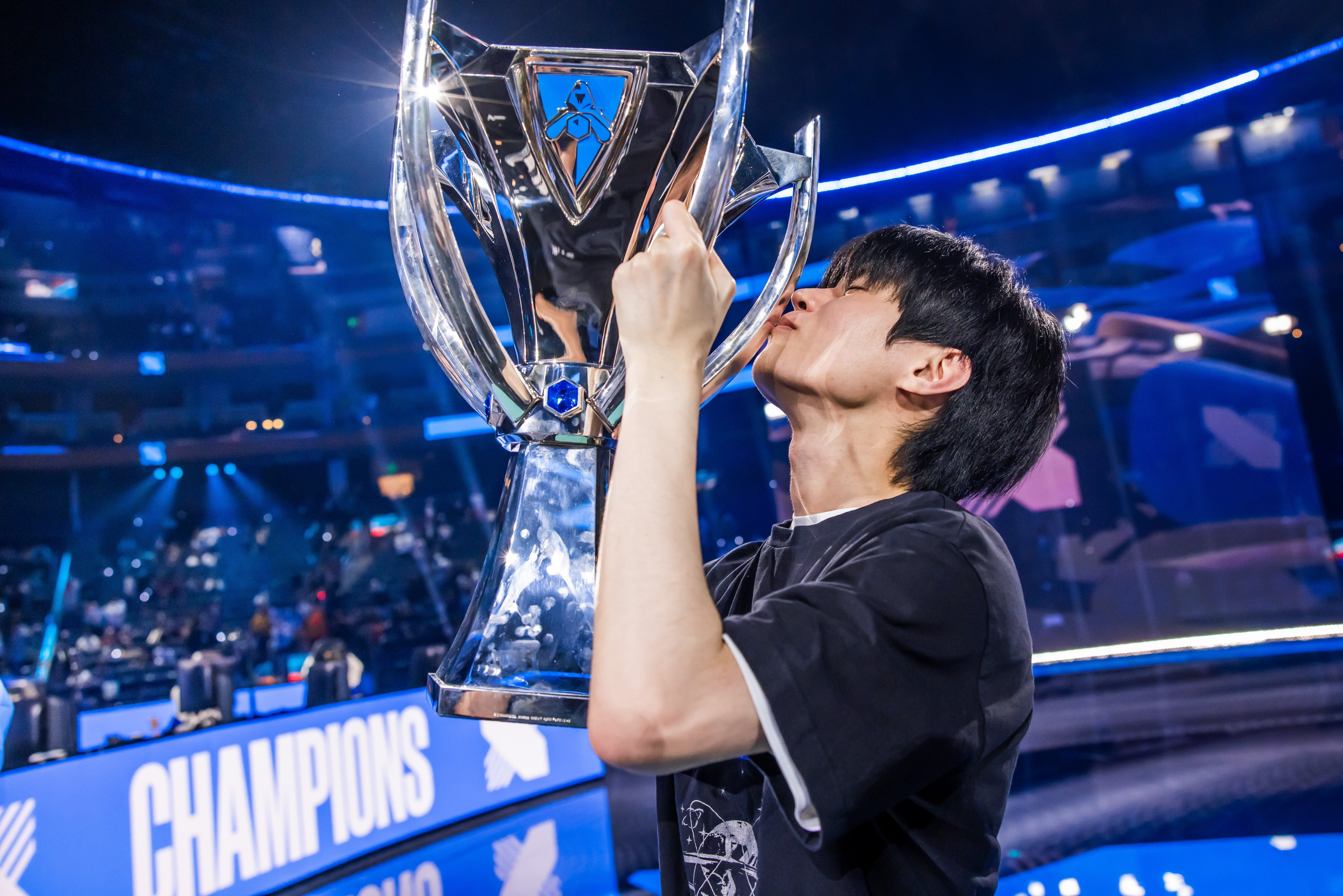 Deft holds the trophy at Worlds 2022